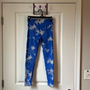 Blue and white butt scrunch leggings